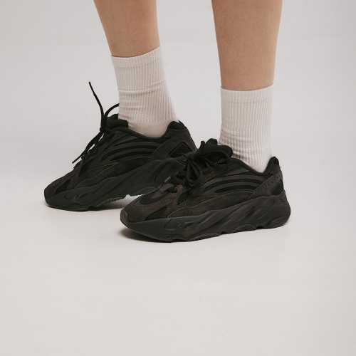 Кроссовки женские / Adidas Yeezy 700 v2 / Черный